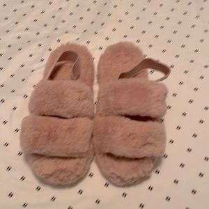 Women’s fluffy, soft slides with elastic back strap. Small (5-6). Blush pink